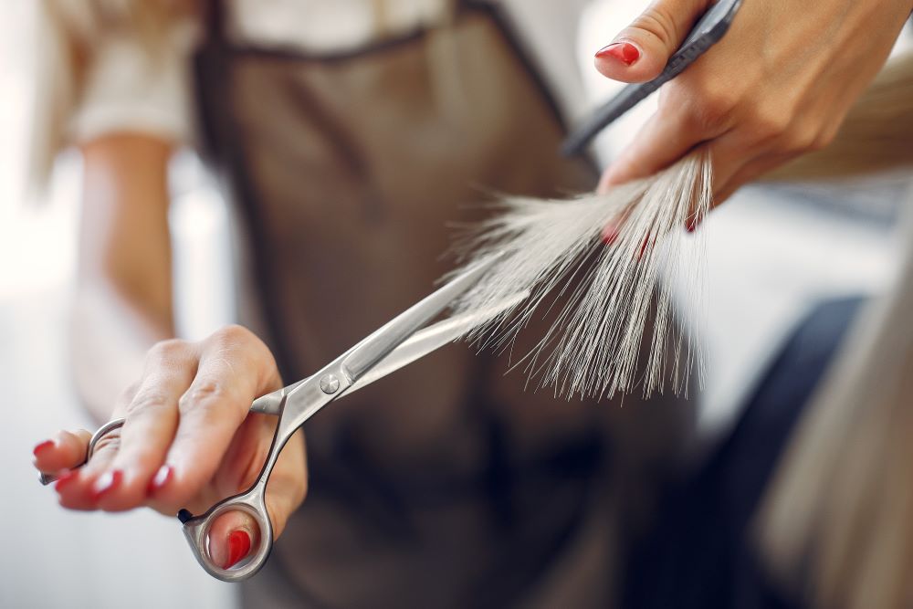 taglio capelli con metodo tradizionale